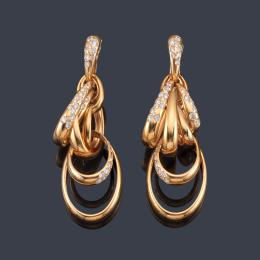 Lote 2189<br>DE GRISOGONO Catene<br>Pendientes largos en oro rosa de 18 K con brillantes.