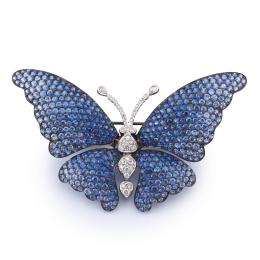 Lote 2199: Broche en forma de mariposa con zafiros azules de aprox. 11,00 ct en total en degradado de color y brillantes de aprox. 0,80 ct en total.