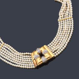 Lote 2208<br>Collar 'choker' con siete hilos de perlitas de aprox. 3,53 mm con cierre geométrico realizado en oro amarillo de 18K y cuatro motivo de brillantes.