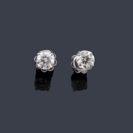 Lote 2227<br>Pendientes tipo dormilona con pareja de brillantes de aprox. 1,25 ct en total, en montura de oro blanco (18K).