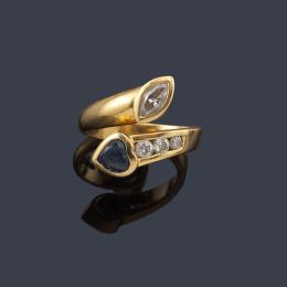 Lote 2240<br>Anillo 'Tú y yo' con un diamante talla marquís de aprox. 0,40 ct y un zafiro talla corazón de aprox. 0,60 ct con tres brillantes en un brazo.