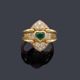 Lote 2243<br>Anillo con esmeralda central talla corazón de aprox. 0,80 ct con brillantes de aprox. 0,65 ct en total.