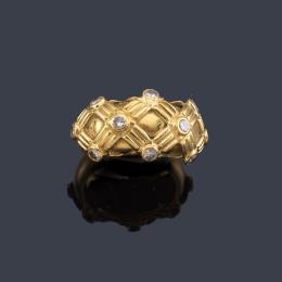 Lote 2244<br>Anillo bombé con diseño de cestillo con brillantes de aprox. 0,50 ct en total.