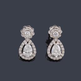 Lote 2249<br>Pendientes con diamantes talla perilla de 1,40 ct con certificado Gia y brillantes.