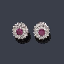 Lote 2251<br>Pendientes cortos con pareja de rubíes talla oval de aprox. 1,20 ct cada uno y doble orla de brillantes de aprox. 3,80 ct en total.