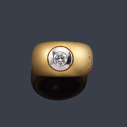 Lote 2260<br>POMELLATO<br>Anillo con brillante central de aprox. 0,43 ct engastado en chatón de oro blanco en montura de oro amarillo mate de 18K.