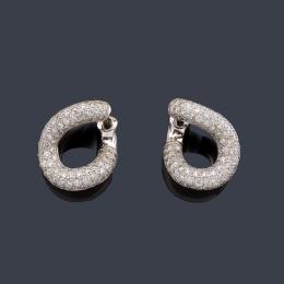 Lote 2261: POMELLATO<br>Pendientes tipo criolla con diseño ondulado en pavé de brillantes de aprox. 3,20 ct en total.