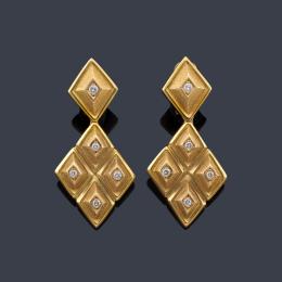 Lote 2264: ILIAS LALAoUNIS<br>Pendientes largos con diseño doble romboidal con brillantes realizados en oro amarillo mate y brillo de 18K.