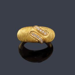 Lote 2274<br>Anillo con doble banda de brillante de aprox. 0,12 ct en total en montura rallada de oro amarillo de 19K.