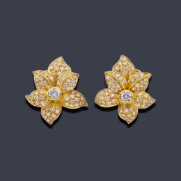 Lote 2276<br>AGRUÑA<br>Pendientes con diseño floral y brillantes de aprox. 4,80 ct en total en montura de oro amarillo de 18K.