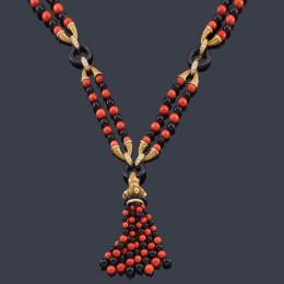 Lote 2277: Collar 'souatoir' con doble hilo con cuentas esféricas de ónix, coral rojo y brillantes de aprox. 3,80 ct en total. Años '70.