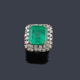 Lote 2293: Anillo con esmeralda central de aprox. 11,52 ct con doble orla de brillantes de aprox. 1,20 ct en total.