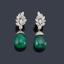 Lote 2306: Pendientes largos con pareja de chupones de esmeraldas de 32,28 ct y con brillantes y diamantes talla marquís de aprox. 3,65 ct en total.