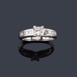 Lote 2308<br>Anillo con diamante talla princesa de aprox. 1,01 ct con banda de diamantes talla princesa en ambos lados.