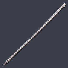 Lote 2311: Pulsera rivière con banda de brillantes de aprox. 8,00 ct en total en montura de platino.