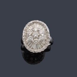 Lote 2314<br>Anillo con diseño ovalado con diamantes talla brillante y trapecio de aprox. 2,55 ct en total. Certificado Gemacyt.