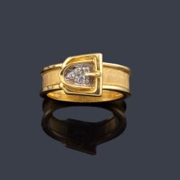 Lote 2321<br>Anillo con diseño de hebilla con pavé de brillantes en montura de oro amarillo de 18K mate y brillo.