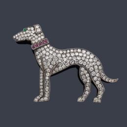 Lote 2331<br>Broche en forma de galgo cuajado de diamantes talla brillantes y 16/16 de aprox. 13,00 ct en total con rubíes y esmeralda.