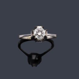 Lote 2335<br>Solitario con brillante de aprox. 0,90 ct en total en montura de oro blanco de 18K.