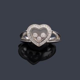 Lote 2340: CHOPARD<br>Anillo de la colección 'Happy Diamonds' con motivo principal en de corazón con tres brillantes móviles en su interior.