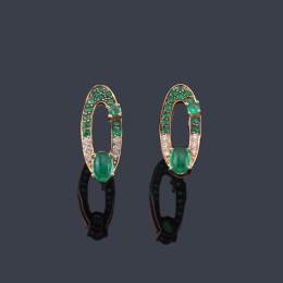 Lote 2359<br>Pendientes cortos con diseño oval cuajado de esmeraldas y brillantes.