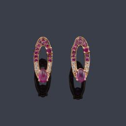 Lote 2365<br>Pendientes cortos con diseño oval cuajado de rubíes y brillantes.