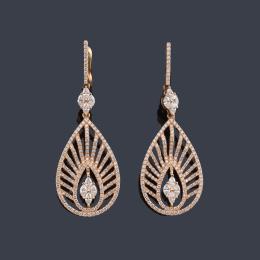 Lote 2366<br>Pendientes largos con diamantes talla brillante y marquís de aprox. 2,91 ct en total.