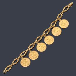 Lote 2375: Pulsera con seis monedas de oro con eslabones de oro amarillo de 18K.