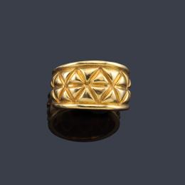 Lote 2380: Anillo con motivos geométricos en relieve realizado en oro amarillo de 18K.