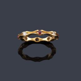 Lote 2383: Anillo con brillantes intercalado con rubíes en montura de oro amarillo de 18K.