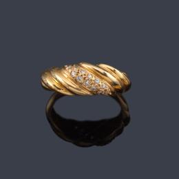 Lote 2388: Anillo con diseño gallonado con banda de brillantes en montura de oro amarillo de 18K.