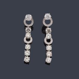 Lote 2411<br>Pendientes largos con brillantes de aprox. 7,00 ct en total.