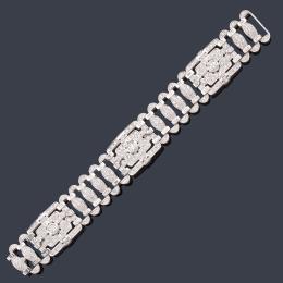 Lote 2415<br>GAYUBO<br>Pulsera estilo 'art decó' con diamantes talla baguette y brillante de aprox. 15,01 ct en total.