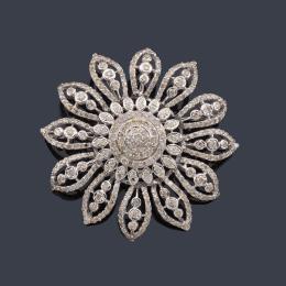 Lote 2430<br>Broche con diseño de flor con brillantes de aprox. 2,40 ct en total.