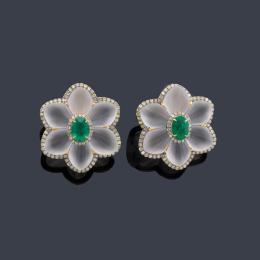 Lote 2433: Pendientes cortos con diseño floral, con pareja de esmeraldas talla oval de aprox. 1,34 ct sobre cristal de roca cincelado y brillantes de aprox. 1,08 ct en total.