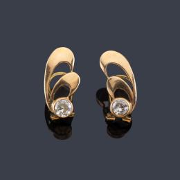 Lote 2436: Pendientes cortos con pareja de diamantes talla antigua de aprox. 0,60 ct cada uno.