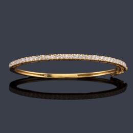 Lote 2457<br>Pulsera rígida con banda de brillantes de aprox. 1,70 ct en total.