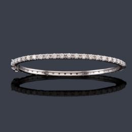 Lote 2458<br>Pulsera rígida con banda de brillantes de aprox. 2,20 ct en total en montura de oro blanco de 18K.