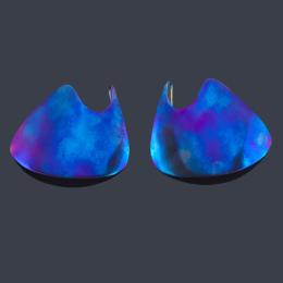 Lote 2459: JOAQUIN BERAO<br>Pendientes de la colección 'KLEIN' realizado en titanio anodizado en color morado-azul.