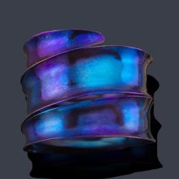 Lote 2460: JOAQUIN BERAO<br>Brazalete de la colección 'KLEIN' realizado en titanio anodizado en color morado-azul.