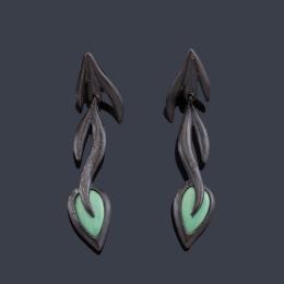 Lote 2464: JOAQUIN BERAO<br>Pendientes largos de la colección 'Flora' realizados en bronce patinado y remate de resina verde.