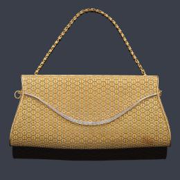 Lote 2471: Bolso con diseño entramado realizado en oro blanco y amarillo de 18K con banda curvada de brillantes en la solapa de apertura.