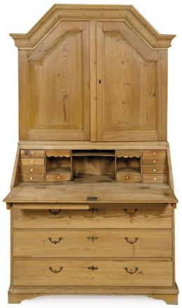 Lote 1086: Buró cabinet en madera de pino, con dos puertas en la parte superior, rematado por cornisa moldurada, sobre un escritorio de tapa abatible, fechado en su interior 1813, con una serie de compartimentos y cajones en su interior. Dinamarca, principios S. XIX