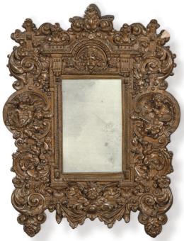 Lote 1090: Marco de espejo siguiendo modelos renacentistas italianos en madera de nogal tallada y recortada.<br>S. XIX-XX