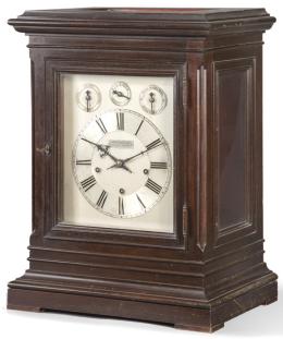Lote 1104: Reloj de sobremesa en madera de caoba con maquinaria con alarma, sonería de medias y horas. Italia, S. XIX