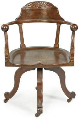 Lote 1107: Silla con brazos de escritorio victoriana, giratoria en madera de caoba tallada y torneada.<br>Inglaterra, segunda mitad S. XIX