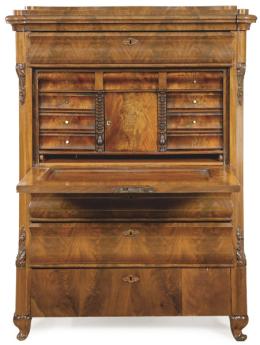 Lote 1141: Secretaire “a abattant” biedermeier en madera de caoba y palma de caoba tallada, con puerta abatible que al abrirse revela un interior con cajones, compartimentos y una superficie para escribir.Alemania, mediados S. XIX