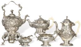 Lote 1162<br>Juego de café y te Guillermo IV de plata inglesa punzonada, Ley Sterling Londres 1805 y 1827 de Joseph Angel I y samovar blasonado (no a juego) de plata inglesa punzonada Ley Sterling, Londres 1752.