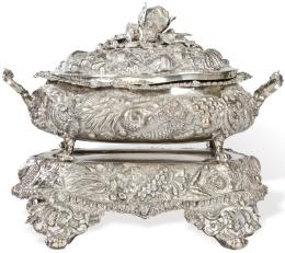 Lote 1163: Sopera con sourtout Guillermo IV de plata inglesa punzonada Ley Sterling de Edward Farrell, Londres 1822.