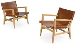 Lote 1242: Pareja de butacas en madera con asiento y respaldo de cuero tachonado.<br>S. XX